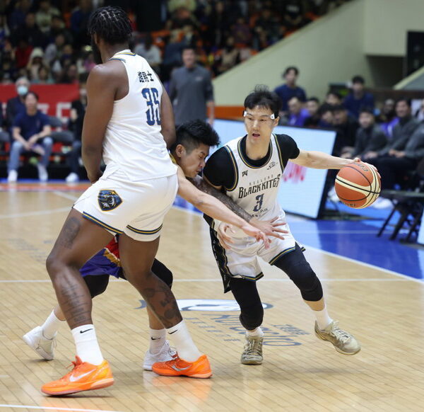 台灣新聞通訊社-SBL》周儀翔致勝罰球 基隆黑鳶險退裕隆逼進最終G5