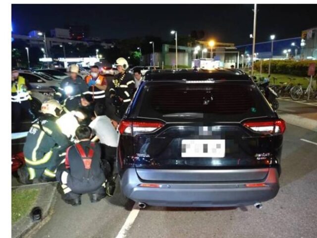台灣新聞通訊社-松山機場停車場悲劇！6旬男遭休旅車捲入車底 送醫不治