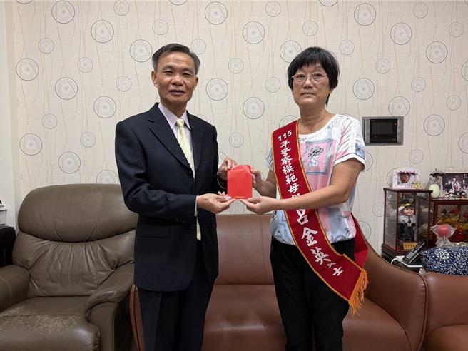 台灣新聞通訊社-尪重病、二寶失明！台中女沒被壓垮養出警察兒 獲頒模範母親