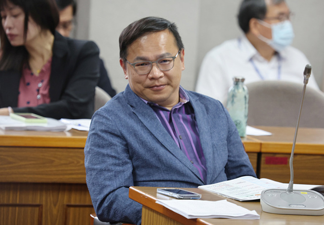 台灣新聞通訊社-王義川籲兩蔣陵寢遷台北 親綠人士反嗆屁話隔天道歉 藍委笑難怪派沈伯洋
