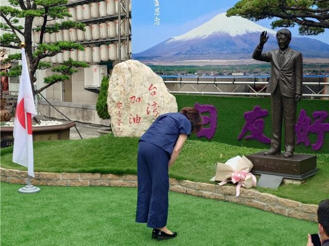 台灣新聞通訊社-安倍遺孀四度到訪高雄 見丈夫銅像仍難掩激動