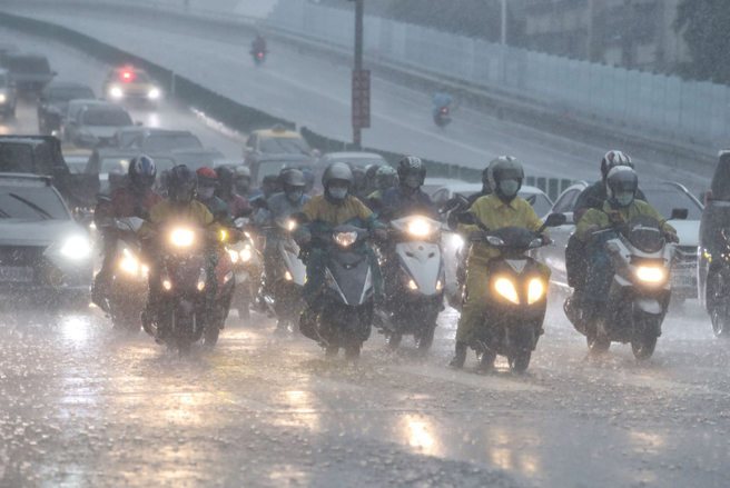 台灣新聞通訊社-天氣》明清晨大雨炸2地！下波鋒面這天到「2縣市下到發紅」