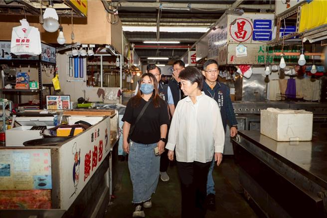 台灣新聞通訊社-早上宣布全市大清消 盧秀燕傍晚奔市場視察