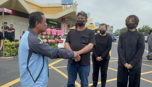台灣新聞通訊社-台南女警人生畢典！肇事戴姓女大生現身 親友怒喝：下跪