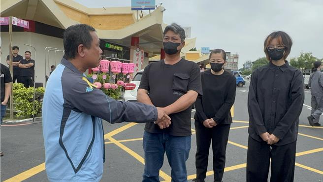 台灣新聞通訊社-台南女警人生畢典！肇事戴姓女大生現身 親友怒喝：下跪