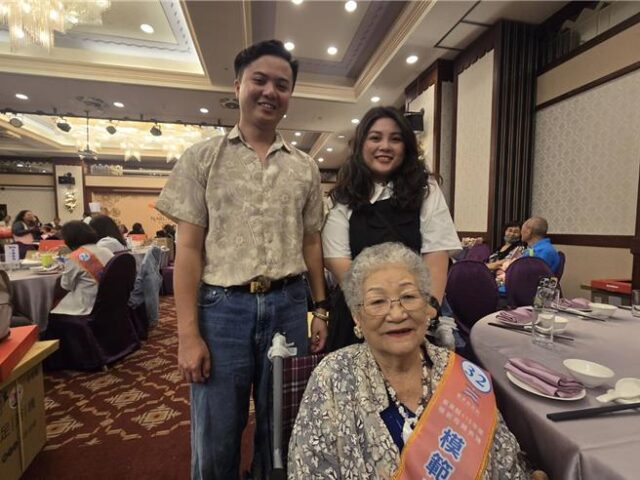 台灣新聞通訊社-喪夫失子不低頭 90歲卑南族阿嬤靠十字繡養大孫子