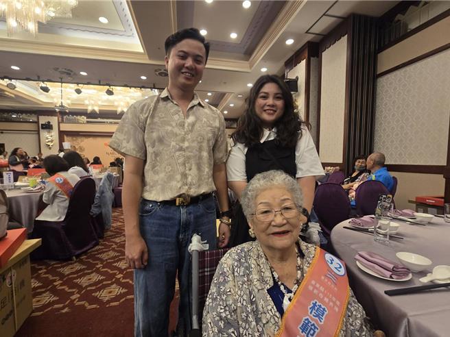 台灣新聞通訊社-喪夫失子不低頭 90歲卑南族阿嬤靠十字繡養大孫子