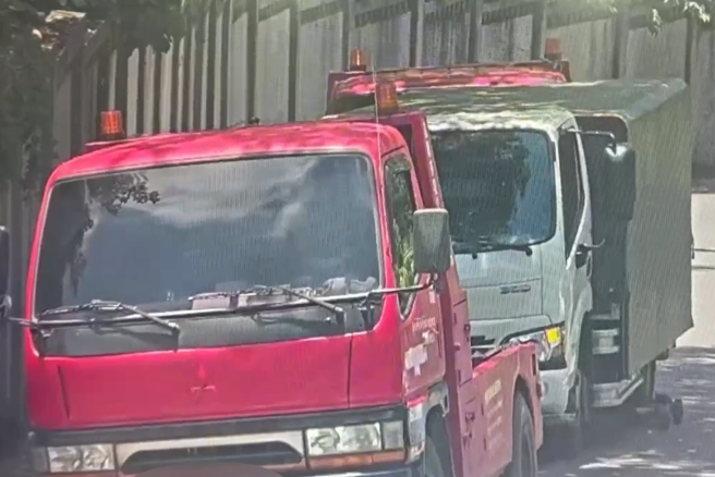 台灣新聞通訊社-紅螃蟹夾車上坡大脫鉤 倒退嚕撞擊後方自家人