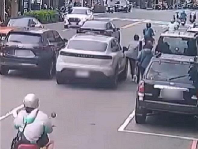 台灣新聞通訊社-夫妻買蛋黃酥遭保時捷擦撞！遊客嘆彰化「真行人地獄」