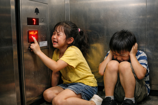 台灣新聞通訊社-2童困電梯「2小時」按求救鈕　竟遭保全怒斥：不要玩了