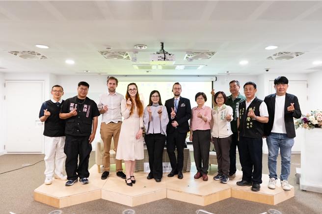台灣新聞通訊社-捷克週「看見民主」高市圖攜手捷克辦事處 攝影展、講座盛大開展