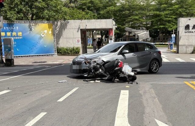 台灣新聞通訊社-19歲男駕駛「鬼切左轉」猛撞直行機車 騎士彈飛重傷送醫