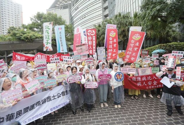 台灣新聞通訊社-千名護理師怒吼！包圍衛福部 籲三班護病比入法刻不容緩