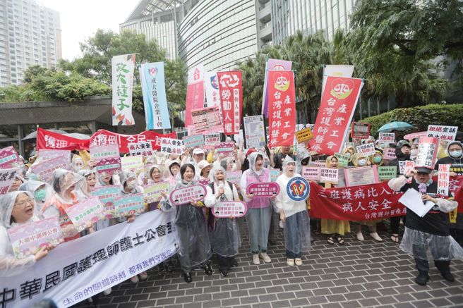 台灣新聞通訊社-千名護理師怒吼！包圍衛福部 籲三班護病比入法刻不容緩