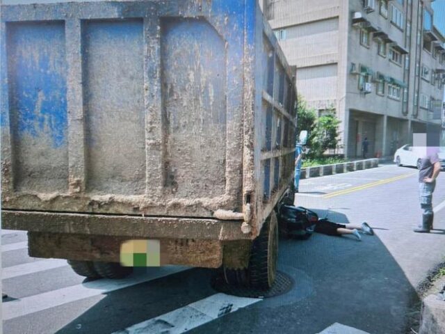 台灣新聞通訊社-桃園機車遭大貨車右轉擊落　女騎士倒臥車底生死一瞬間