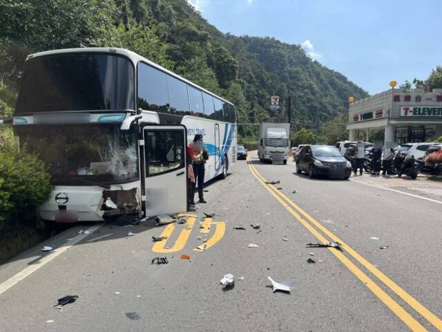 台灣新聞通訊社-驚悚對撞！18歲騎士越雙黃線猛撞遊覽車 多處擦挫傷送醫