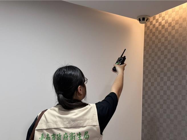 台灣新聞通訊社-台南研醫明診所美容室驚見針孔 負責人與店長涉妨害秘密交保