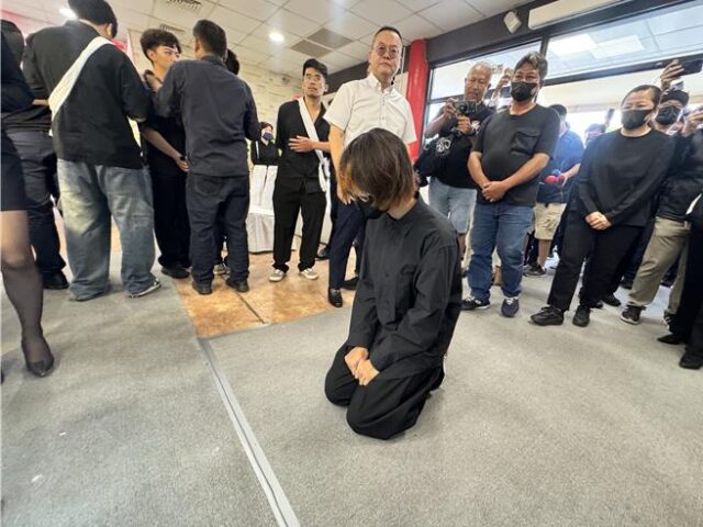 台灣新聞通訊社-台南女警家屬終於等到道歉   女大生靈堂啜泣下跪