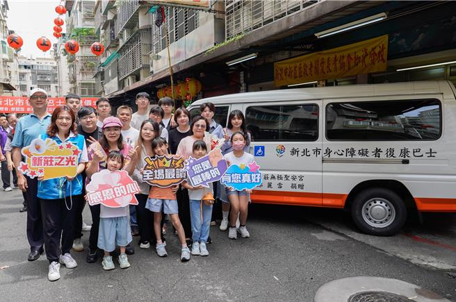 台灣新聞通訊社-感念母恩與慶生 新莊宮廟副爐主捐復康巴士助公益