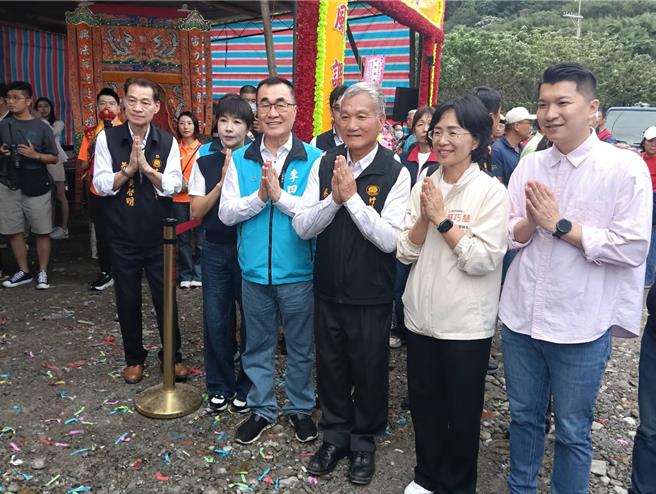 台灣新聞通訊社-綠委母親節同台李四川參香祈福：為新北下一代打造更好環境