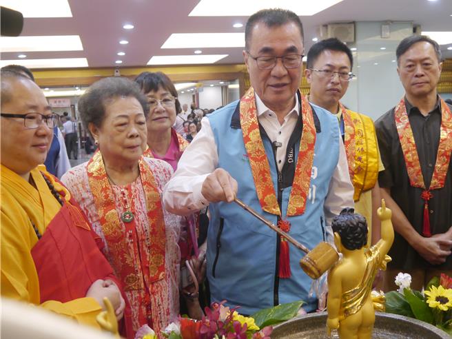 台灣新聞通訊社-母親節、佛誕雙節日 李四川行程滿檔致謝母親大愛
