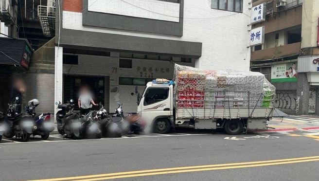 台灣新聞通訊社-精神不濟闖大禍！ 北市貨車自撞人行道後再毀6機車
