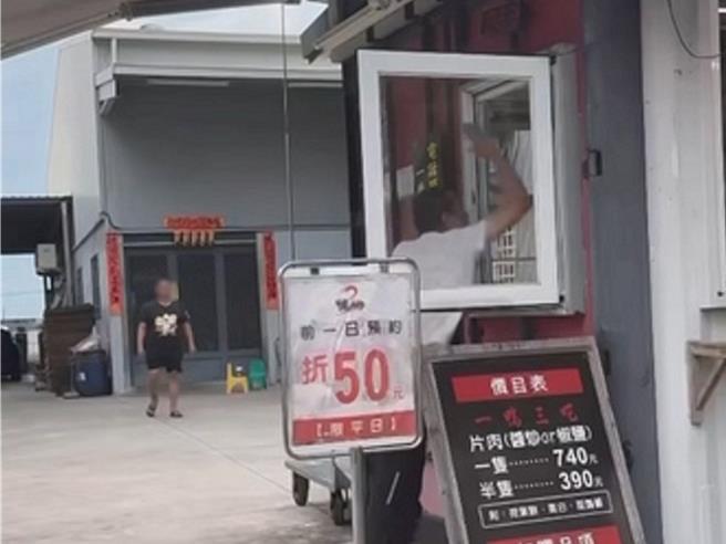 台灣新聞通訊社-疑買不到烤鴨動怒揮拳　平頭男「為吃耍狠」反遭痛毆