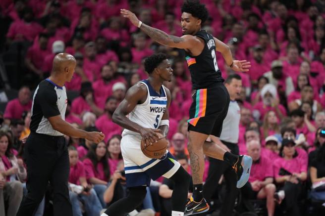 台灣新聞通訊社-NBA》蟻人歸隊 灰狼系列賽首戰險勝馬刺