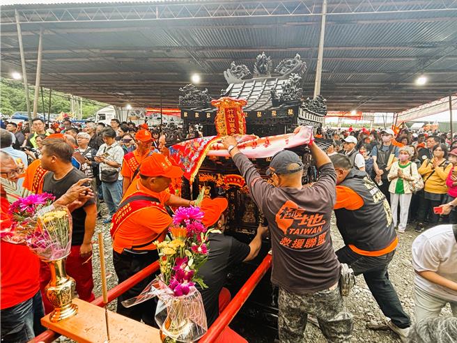 台灣新聞通訊社-9年一度盛事登場!林口觀音媽巡迴大南灣 萬人空巷「吃飯擔」