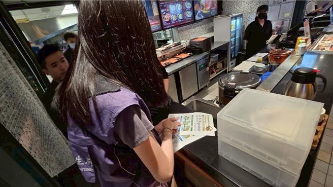 台灣新聞通訊社-誠品生活南西店天花板墜鼠 北市府3局處聯合大稽查