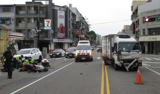 台灣新聞通訊社-台中清晨死亡車禍！ 機車騎士路口猛撞貨車傷重不治