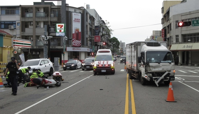 台灣新聞通訊社-台中清晨死亡車禍! 機車騎士路口猛撞貨車傷重不治