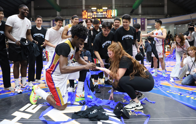 台灣新聞通訊社-SBL》裕隆洋將布蘭登球場求婚 直言台灣是他的家