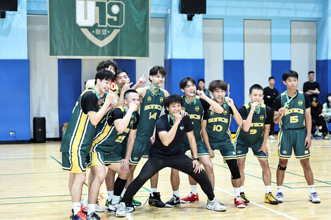 台灣新聞通訊社-U19籃球聯盟》Sonics破解對手209公分長人 逆轉奪隊史首冠