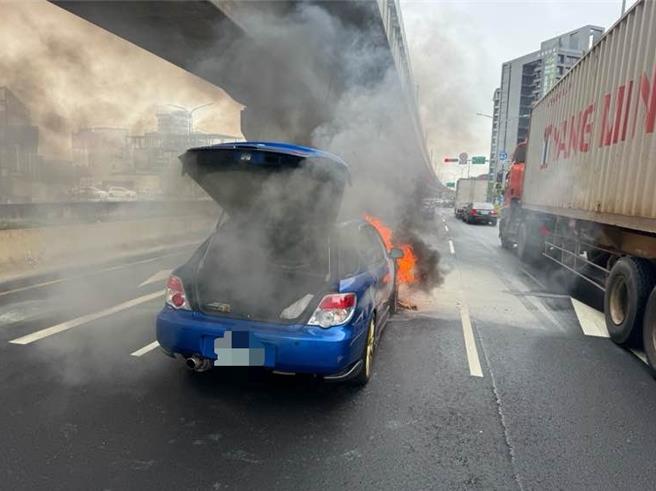台灣新聞通訊社-小客車行駛中起火燃燒 駕駛急逃生幸未受傷