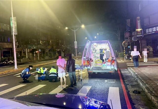 台灣新聞通訊社-板橋婦深夜闖紅燈遭機車撞飛 倒地哀嚎送醫幸無礙