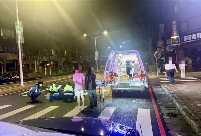 台灣新聞通訊社-板橋婦深夜闖紅燈遭機車撞飛 倒地哀嚎送醫幸無礙