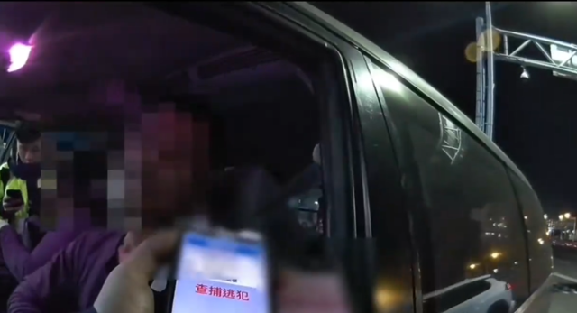 台灣新聞通訊社-「開燈了可以放我走？」通緝犯載4逃逸移工 棄車狂奔下場曝