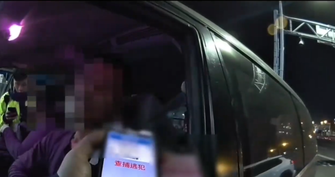 台灣新聞通訊社-「開燈了可以放我走？」通緝犯載4逃逸移工 棄車狂奔下場曝