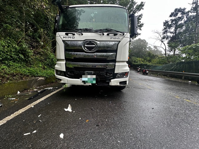 台灣新聞通訊社-北宜死亡車禍!男騎士疑過彎打滑衝對向 迎面撞大貨車慘死