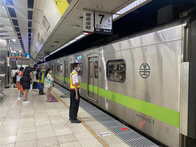 台灣新聞通訊社-台鐵招募45名司機員 月薪上看5萬元