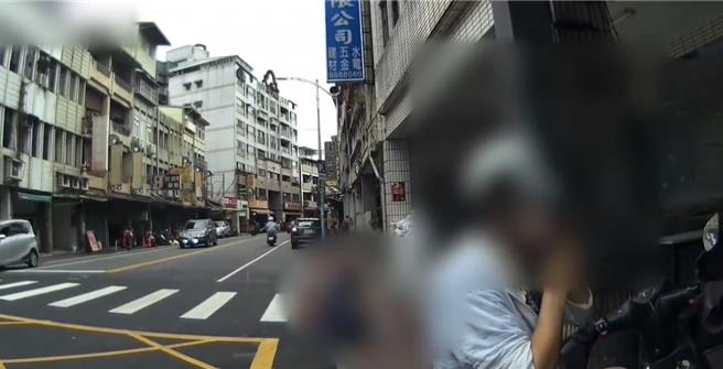 台灣新聞通訊社-婦人買不到包子暴走踹桌椅 怒吼「要買給婆婆吃」排隊民眾看傻