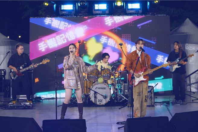 台灣新聞通訊社-告五人化身幸運之神重返兒童新樂園 與千名哈瓜狂歡同慶母親節