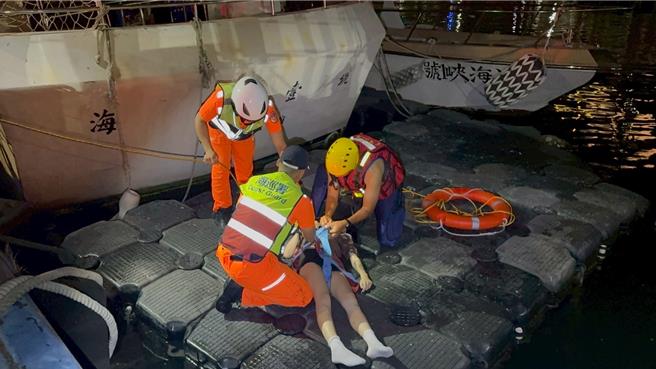 台灣新聞通訊社-女子深夜鼓山漁港落水 海巡拋救生圈火速救回一命