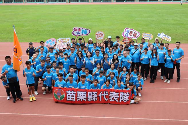 台灣新聞通訊社-苗栗51小將出征全國小學田徑賽 賴香伶授旗期勉奪金