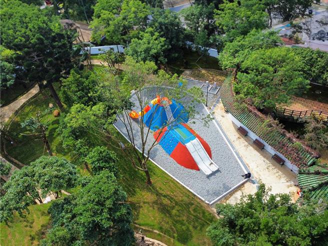 台灣新聞通訊社-新北三芝兒三公園地磚濕滑 公所：納改善工程加強防滑