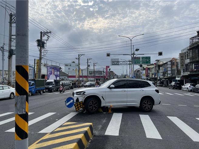 台灣新聞通訊社-彰市彰南路庇護島第16撞 網封「全台最悲催的庇護島」