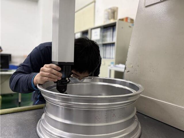 台灣新聞通訊社-男大生求職落空別慌！就服站助攻履歷 成功轉戰科技業爽領15.6萬