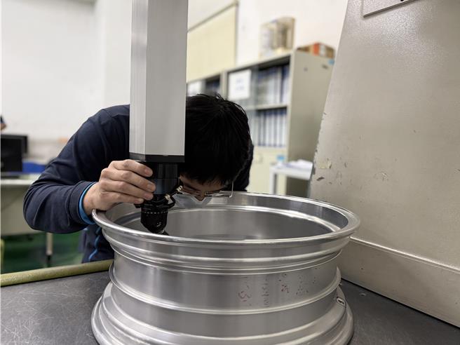 台灣新聞通訊社-男大生求職落空別慌！就服站助攻履歷 成功轉戰科技業爽領15.6萬