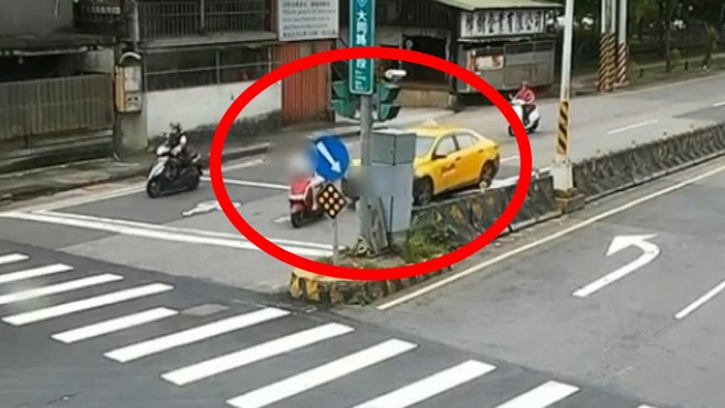 台灣新聞通訊社-汐止女騎士切車道欲迴轉 慘遭計程車後方追撞受傷送醫